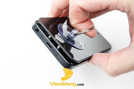 Nơi thay màn hình iPhone 5S giá rẻ zin chính hãng 1 Đang thay màn hình iPhone 5S zin chính hãng