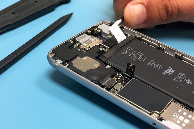 Thay pin iPhone 6 3 Pin mới giúp iPhone 6 hoạt động ổn định và hạn chế sập nguồn