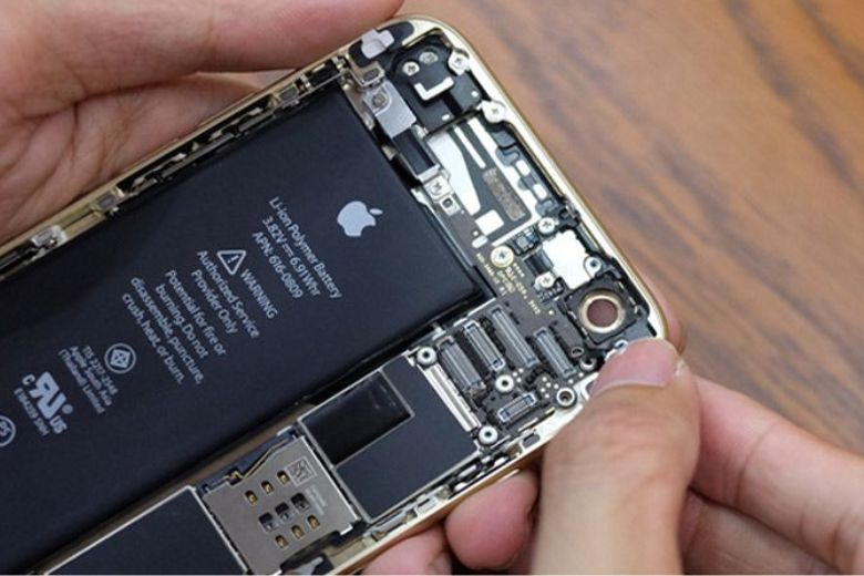 Thay pin iPhone 6s 3 Thay pin iPhone 6s giúp máy ổn định và hạn chế tắt nguồn
