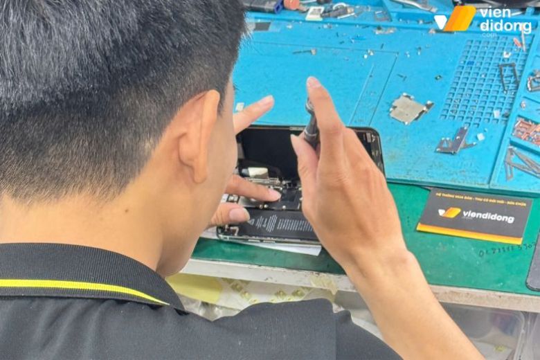 Thay pin iPhone 7 4 Quy trình thay pin iPhone 7 minh bạch, kỹ thuật viên thực hiện trực tiếp