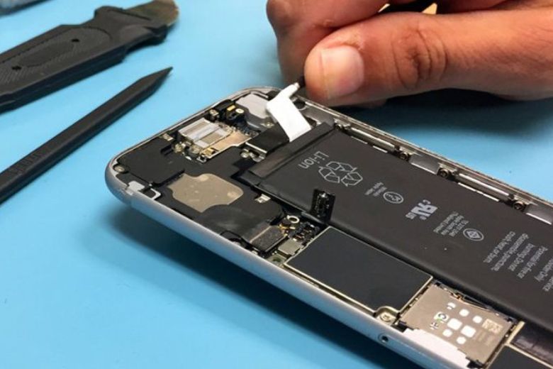 Thay pin iPhone 7 3 Thay pin iPhone 7 an toàn khi sử dụng linh kiện chất lượng