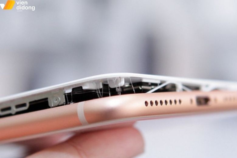 Thay pin iPhone 8 2 Pin iPhone 8 bị phồng nặng là dấu hiệu cần thay ngay