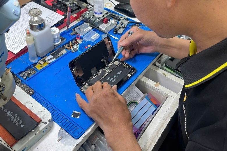 Thay pin iPhone 8 4 Dịch vụ thay pin iPhone 8 chính hãng, chuyên nghiệp tại Viện Di Động