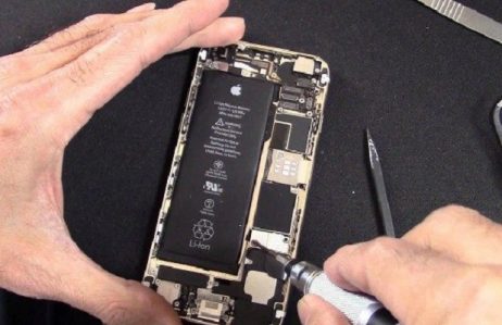 Muốn Thay Pin iPhone 6, 6 Plus FPT Nên Đọc 1 Đang thay pin iPhone 6, 6 Plus