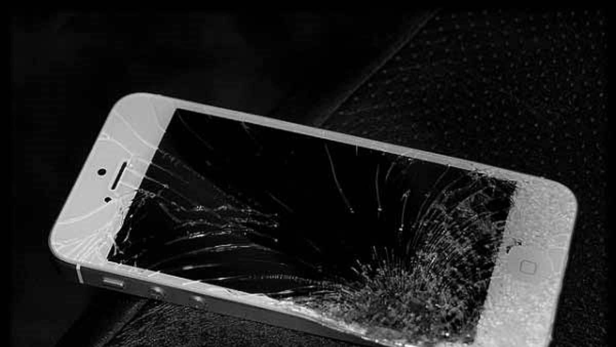 Xử Lý Màn Hình iPhone 4 Bị Vỡ