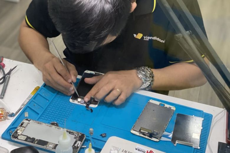 Thay màn hình iPhone 11 4 Thay màn hình iPhone 11 chính hãng tại Viện Di Động uy tín