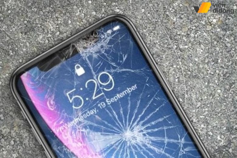 Thay màn hình iPhone 11 Pro 2 Màn hình iPhone 11 Pro bị xước sâu cần thay thế