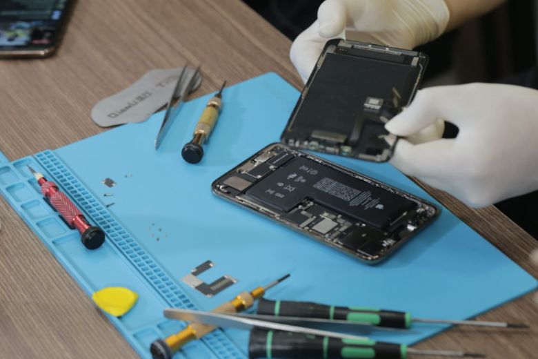 Thay màn hình iPhone 11 Pro Max 6 Quy trình thay màn hình iPhone 11 Pro Max chuyên nghiệp tại Viện Di Động