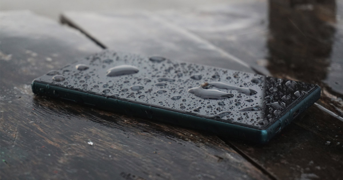 Hướng dẫn bảo vệ smartphone không bị dính nước trong mùa mưa bão