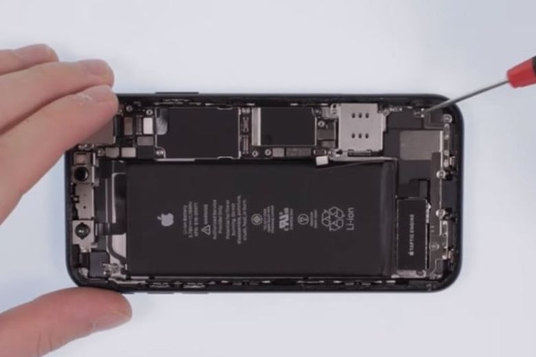 Thay pin iPhone 11 Pro 4 Kiểm tra tổng quan tình trạng iPhone 11 Pro