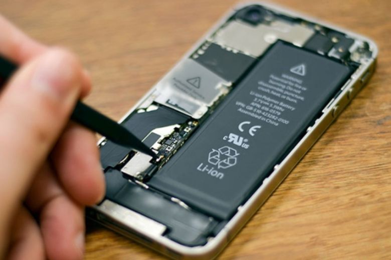 Thay pin iPhone 11 Pro 5 Kỹ thuật viên lắp pin mới iPhone 11 Pro và kiểm tra máy nhận pin đầy đủ chức năng