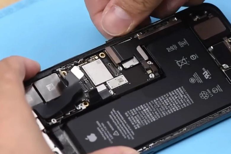 Thay pin iPhone 11 Pro 6 Sau khi thay pin, iPhone 11 Pro được ráp lại và phục hồi chống nước bằng keo chuyên dụng