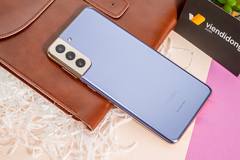 Galaxy S21 Plus 5G sau khi được trình làng, người dùng có thể thấy được một thiết kế hoàn toàn mới mẻ có sự thay đổi rõ rệt và có phần táo bạo hơn các thiết kế trước đây của Samsung.
