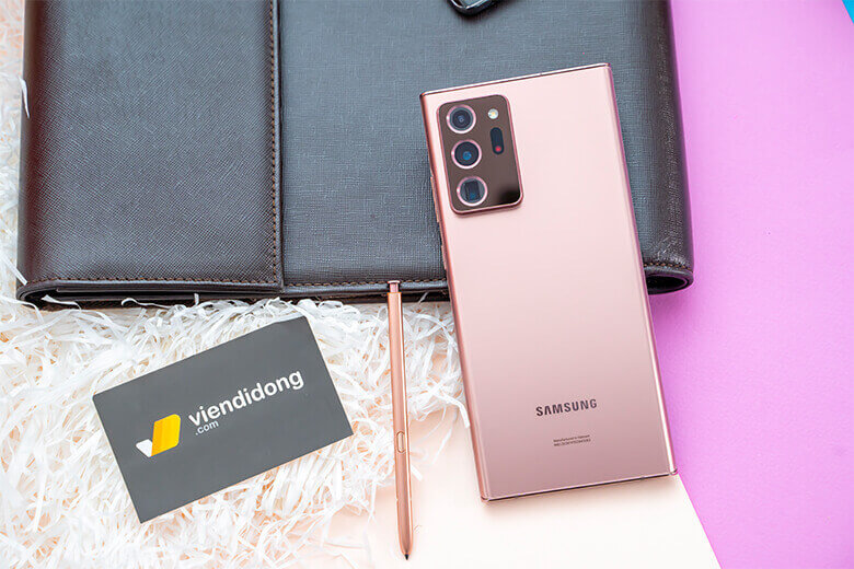 Galaxy Note 20 Ultra 256GB được Samsung thiết kế với kích thước 6,49 x 3,03 x 0,32 inch 164,8 x 77,2 x 8,1 mm và nặng 208 gram. Ngoài ra, thiết bị có các cạnh vuông vắn kết hợp với màu Mystic Bronze