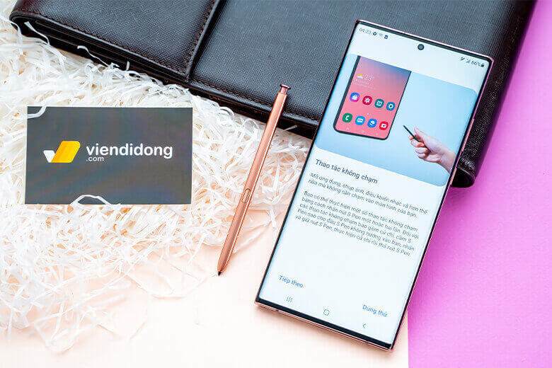 Samsung Galaxy Note 20 Ultra có màn hình lớn 6,9 inch, đây là màn hình  OLED có độ phân giải Quad HD + cho màn hình đậm và đầy màu sắc.