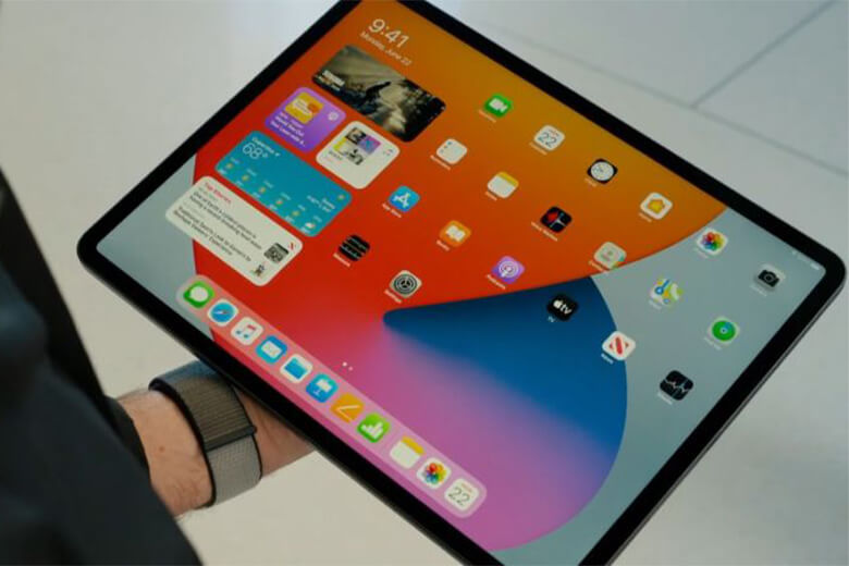 iPad Pro 2021 đưa mọi thứ lên một tầm cao mới vì chúng sẽ được trang bị trong mình một chipset M1 như bạn sẽ tìm thấy trong MacBook Pro hiện tại. Thiết bị hỗ trợ CPU tám lõi, một GPU tám lõi