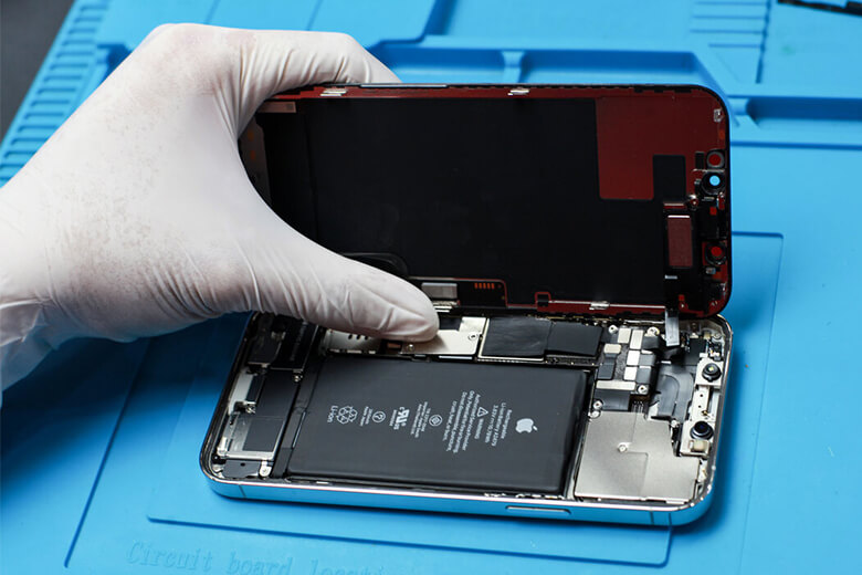 Thay pin iPhone 12 kịp thời sẽ không làm gián đoạn việc sử dụng điện thoại