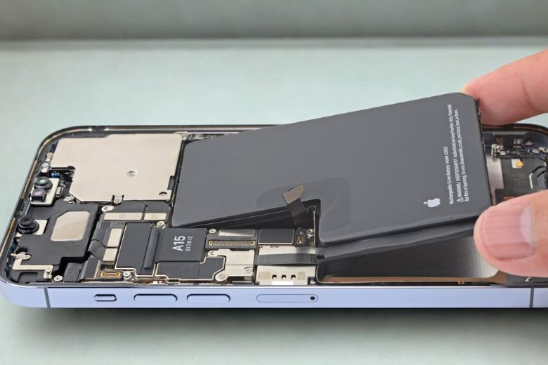 thay pin iPhone 12 Pro 4