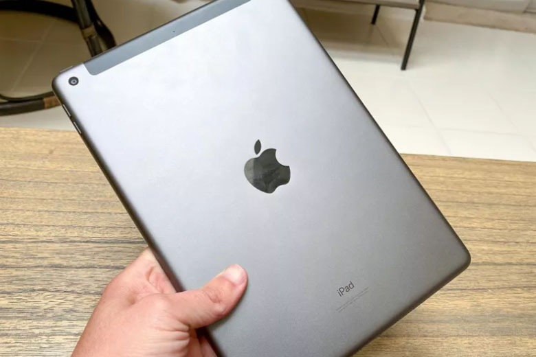 iPad Gen 8 2020 sở hữu thiết kế nhỏ gọn, chắc chắn