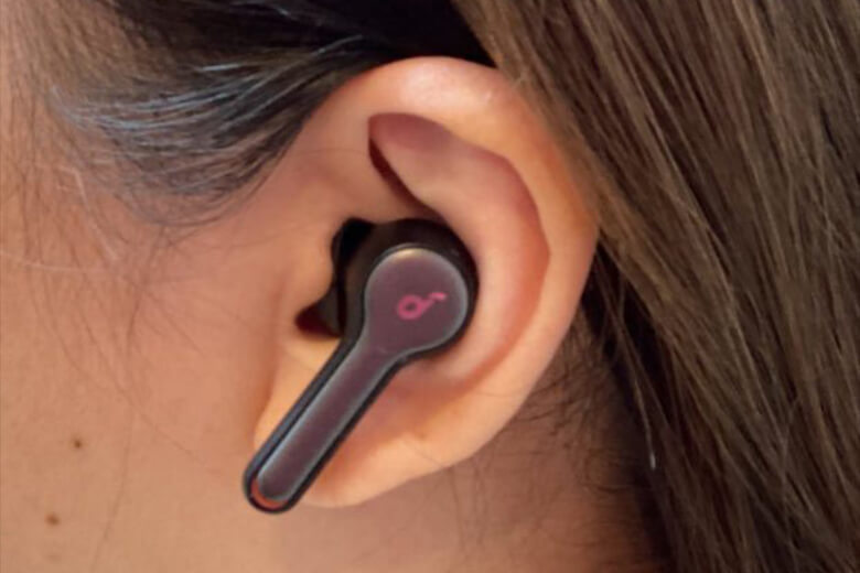 Tai nghe được hỗ trợ kết nối Bluetooth ổn định trong bán kính 15m, nhỏ gọn với dây silicone mềm mại, tai nghe in-ear thoải mái
