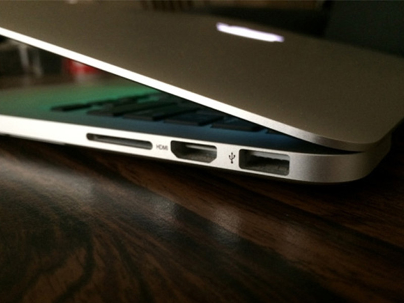 Cổng USB giúp các thiết bị ngoại vi kết nối với MacBook nhanh chóng
