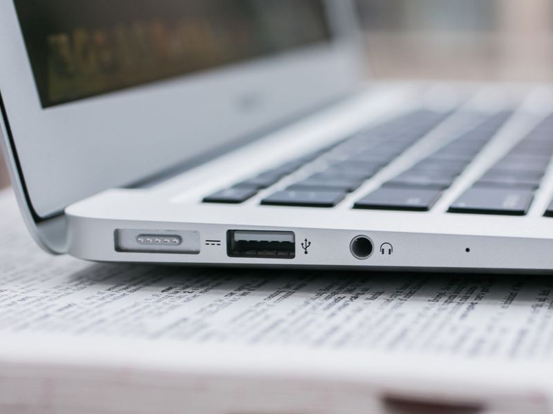 MacBook Air 2014 có cổng USB 3.0 giúp kết nối siêu nhanh