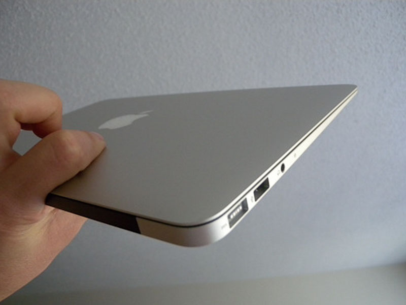 Cổng USB giúp kết nối MacBook với các thiết bị ngoại vi nhanh chóng