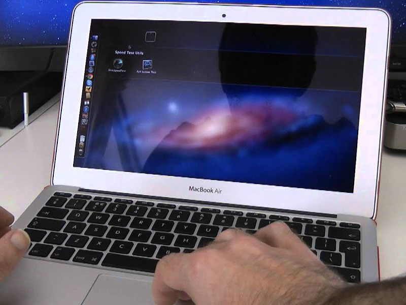 MacBook Air 11 inch 2011 mang đến thời gian sử dụng lâu nhờ viên pin dung lượng cao