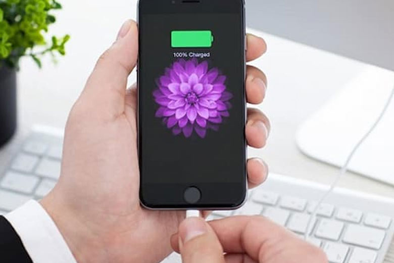 Sạc pin chậm hoặc không sạc được cần phải thay pin iPhone 13 ngay