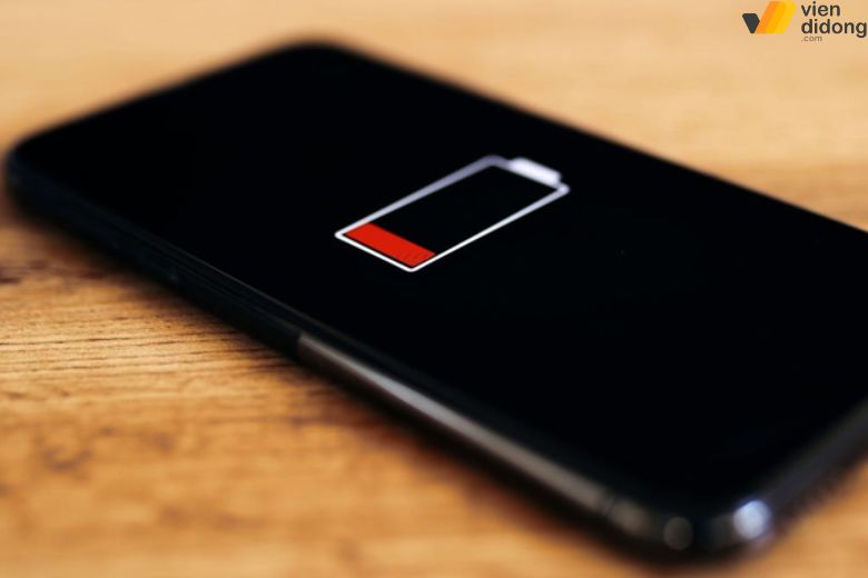 iPhone 13 tụt pin nhanh hoặc sập nguồn là dấu hiệu pin đã chai