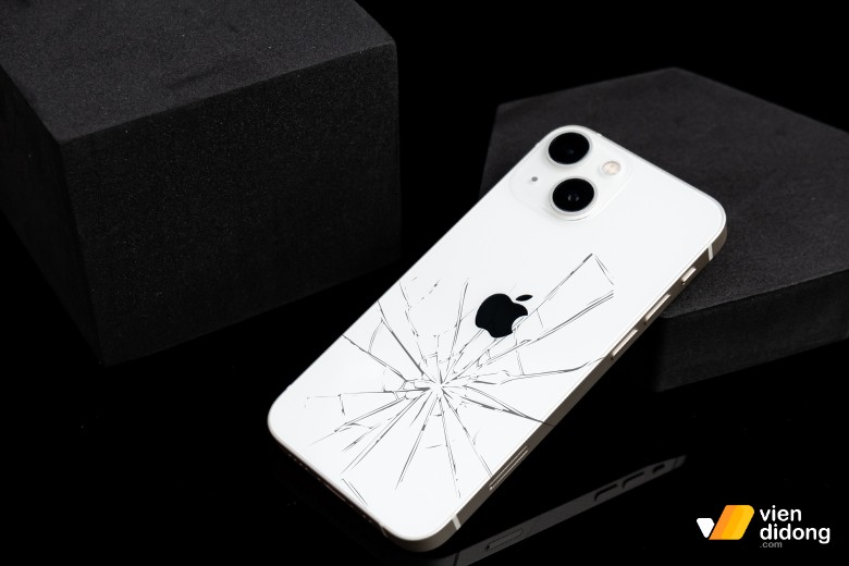 Máy bị va đập mạnh thường xuyên là nguyên nhân cần phải thay pin iPhone 13 Mini