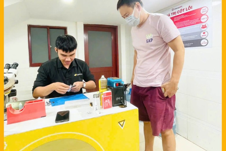 Thay pin iPhone 13 Mini VDD với quy trình tiêu chuẩn, rõ ràng