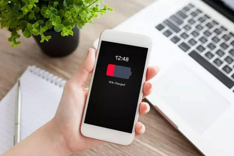 Máy tự động tắt nguồn dù còn pin là dấu hiệu cần thay pin iPhone 13