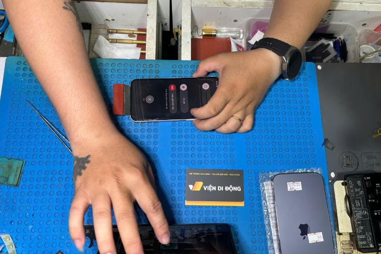 Quy trình thay pin iPhone 13 minh bạch, kiểm tra kỹ trước bàn giao