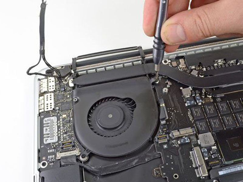 Quạt tản nhiệt MacBook Pro 2016 có chức năng làm mát MacBook khi hoạt động