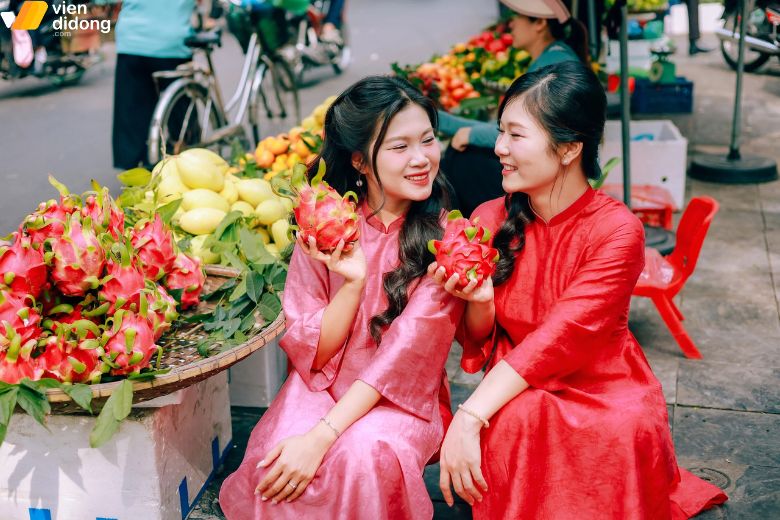 Ảnh candid ngày Tết tự nhiên, giàu cảm xúc