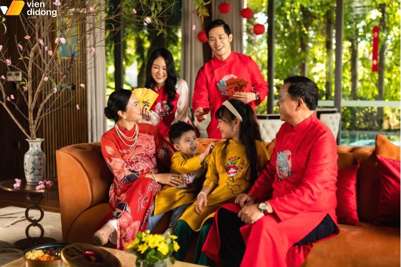 Chụp ảnh Tết bên mâm bánh kẹo, phòng khách ấm cúng