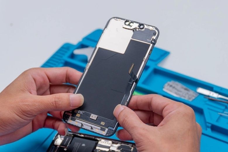 Thay màn hình iPhone 13 toàn bộ khi gặp lỗi nghiêm trọng