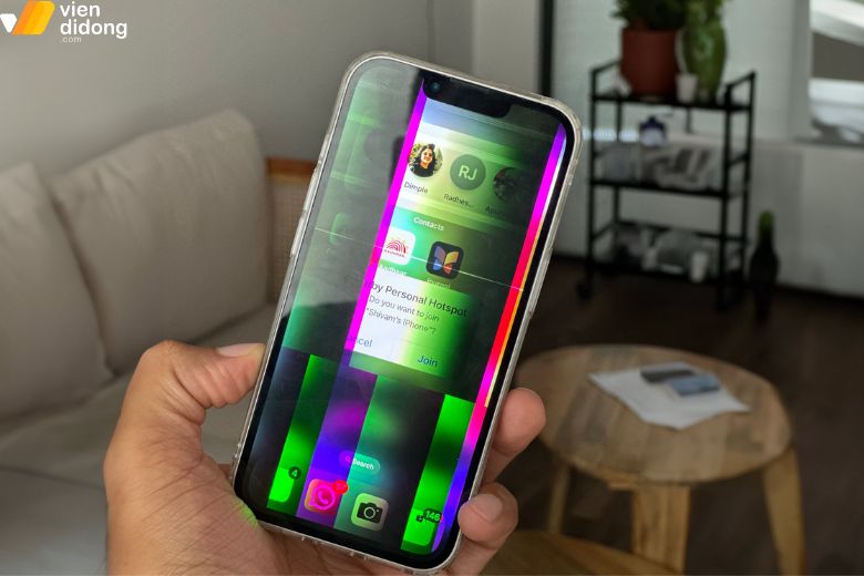 iPhone 13 sọc màn hình khiến nội dung hiển thị bị gián đoạn