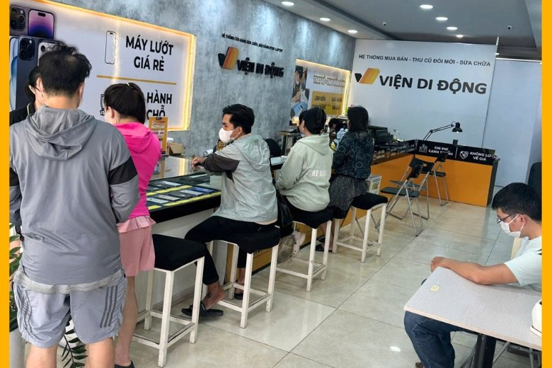 Quy trình thay màn hình rõ ràng, khách hàng có thể trực tiếp quan sát