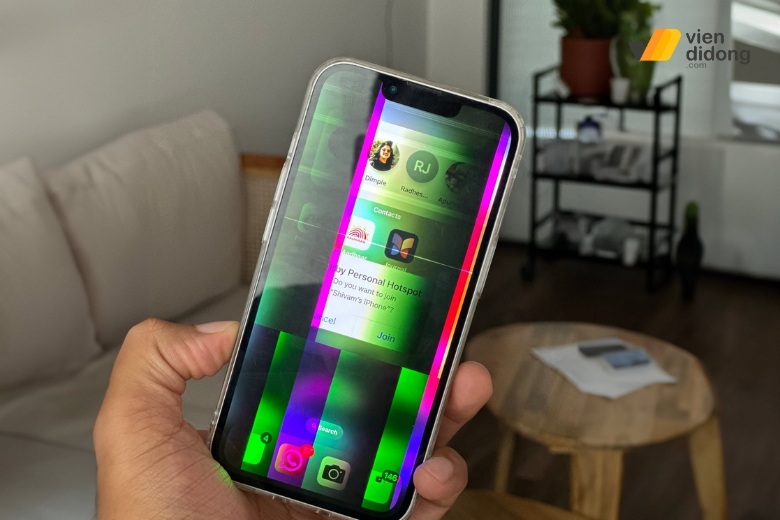 iPhone 13 mini có dấu hiệu bị sọc màn hoặc nhấp nháy liên tục 