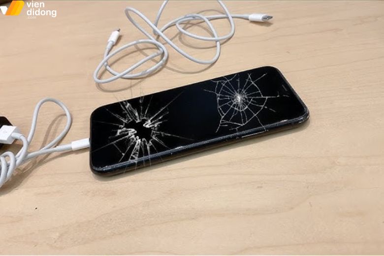 Va đập hoặc lỗi linh kiện có thể làm màn hình iPhone 13 mini bị hỏng
