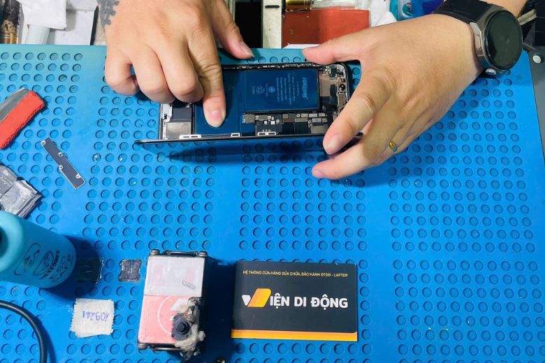 Quy trình thay màn iPhone 13 mini được thực hiện rõ ràng