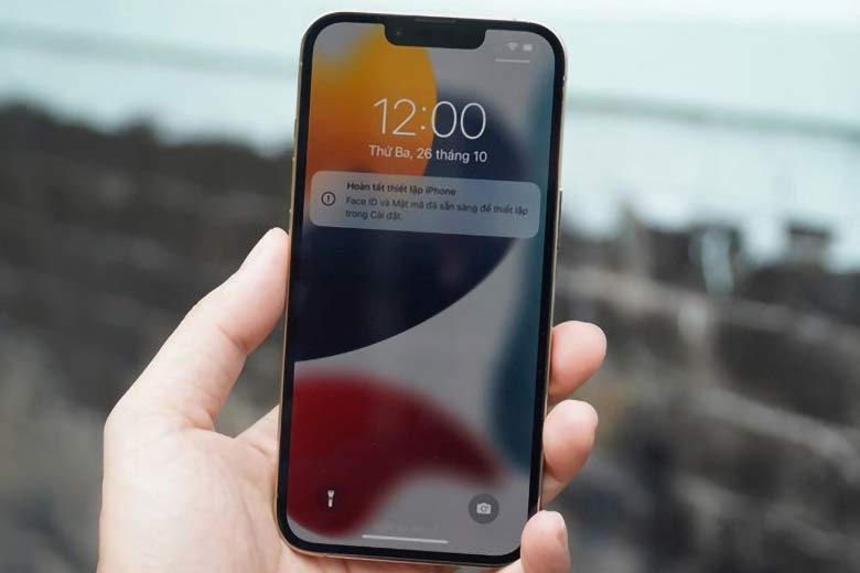 Dính nước hoặc để ở nơi có độ ẩm cao khiến màn hình iPhone 13 Pro bị hư hỏng