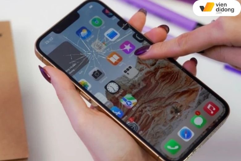 Thay màn hình iPhone 13 Pro 2 iPhone 13 Pro loạn cảm ứng gây khó khăn khi thao tác