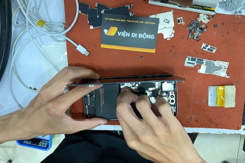 Quy trình thay màn iPhone 13 rõ ràng, kiểm tra kỹ trước bàn giao