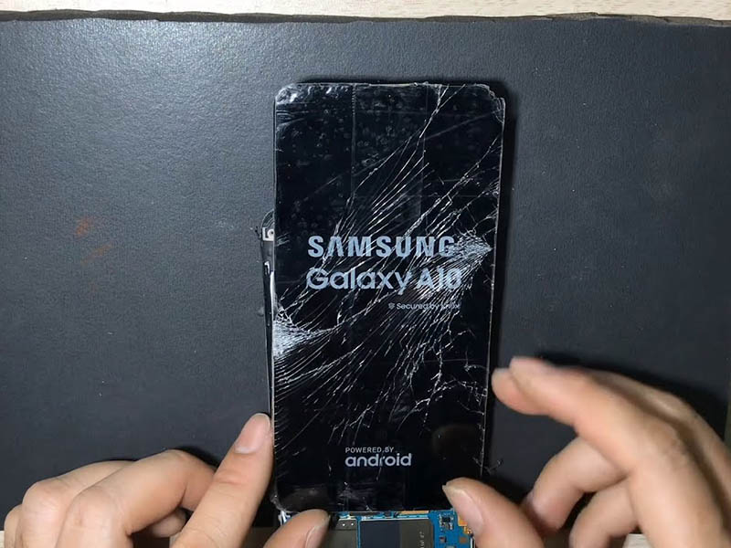 Thay màn hình Samsung Galaxy A10 vỡ màn hình 