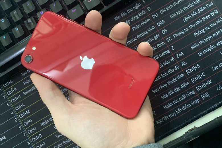 Thay pin iPhone SE 2020 1 iPhone SE 2020 hao pin nhanh, sập nguồn là biểu hiện pin xuống cấp