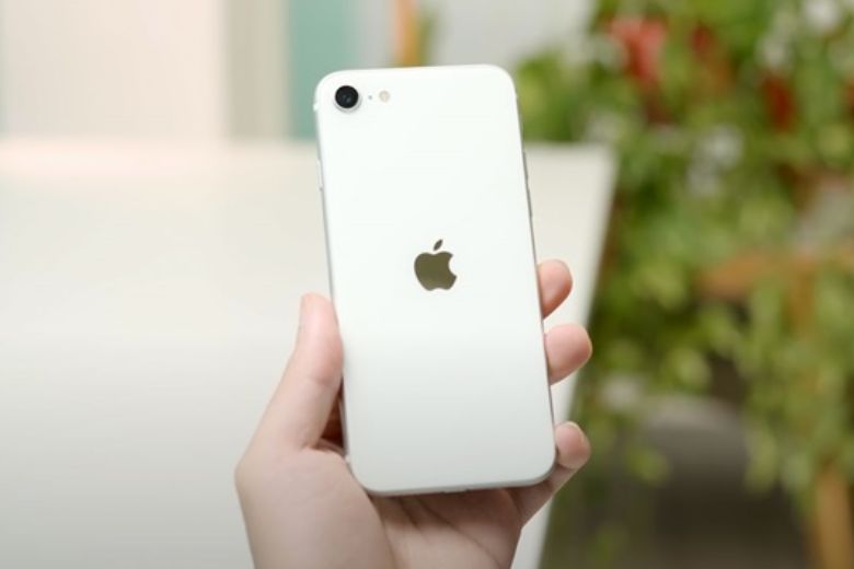 Thay pin iPhone SE 2020 4 Thay pin đúng kỹ thuật giúp thiết bị vận hành ổn định hơn