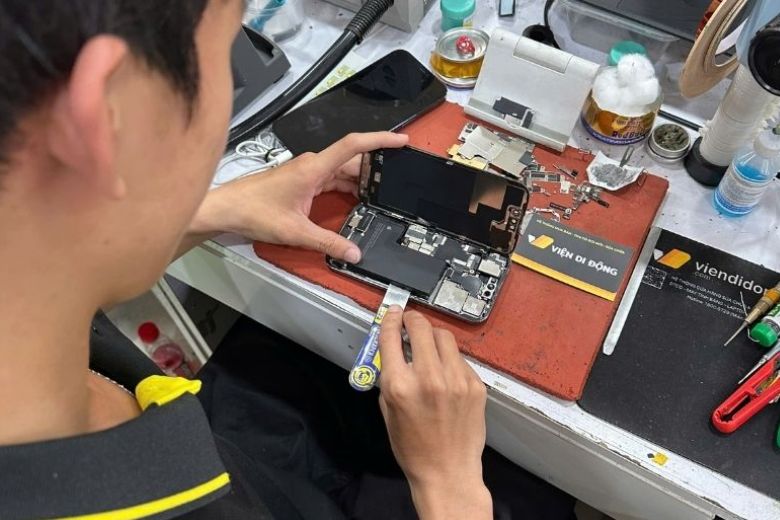 Thay pin iPhone SE 2020 6 Dịch vụ thay pin iPhone SE 2020 với kiểm tra kỹ và bảo hành minh bạch